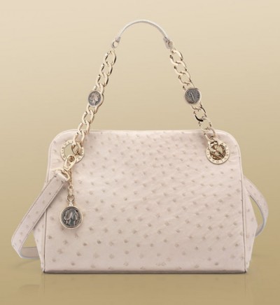 Bvlgari（宝格丽）发布了它的2012春夏系列手袋新品。本系列的手袋巧妙的将古币元素融入到包包的设计之中，加上包包的皮革效应、鸵鸟纹、蟒蛇纹这些现代版的元素，与古币相互交映，完美融合复古与现代的美感，绝对气势的贵妇形象也就诞生了。