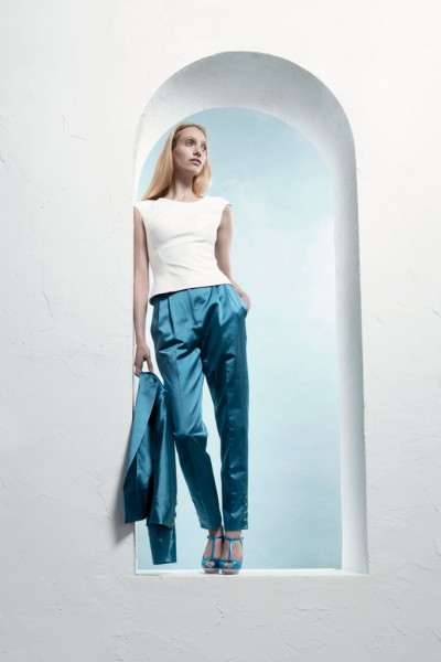 Azzaro推出了它的2013早春度假系列新品女装。那奢华的面料和贴身的裁剪为我们展示了女士礼服的风采。还有那耀眼的亮片、性感的薄纱、火辣的皮革等让本系列的女装显得既奢侈又性感。