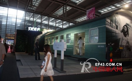 SKAP品牌以“火车”为展馆设计亮相2012深圳品牌服装展