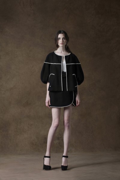 近日,新加坡著名的服装设计师Andrew Gn推出了他的同名服装品牌Andrew Gn的2013早春度假系列新品女装。本系列的新品女装,剪裁工整,设计简约,再融入了一系列奢侈华丽的元素做点缀,让它显得高贵典雅。