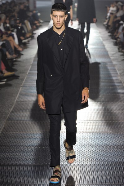Lanvin浪凡于巴黎男装周发布2013年春夏系列男装。本季男装秀上大多数男模都像是得了厌食症的男孩,套在高腰的宽松褶皱长裤和褶皱上衣中显得更加消瘦。从都市感的黑白单色调到未来主义的金属色,2013春夏男装系列带我们完成了从都市街道奔向月球的外太空旅程