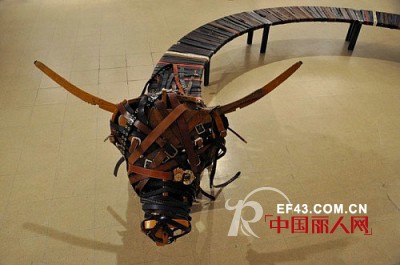 用1000条皮带制成的惊人长椅