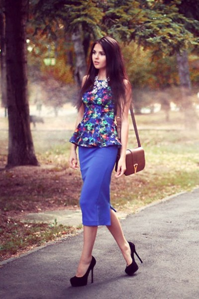 荷叶边上衣搭配7分裤  秀出小蛮腰