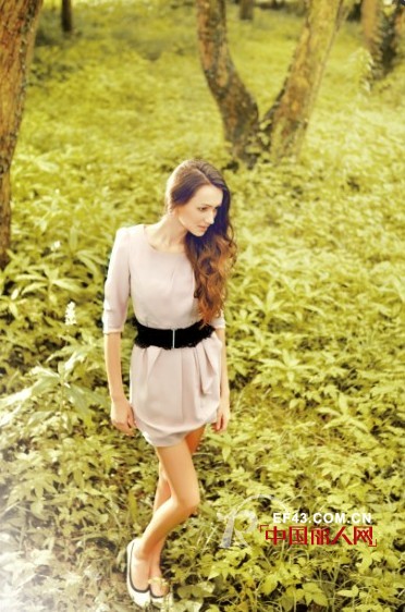 木翌品牌女装新款连衣裙 时尚百变玩转秋日