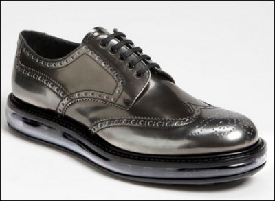 普拉达(Prada)品牌推出气垫皮鞋 空气灵感流动