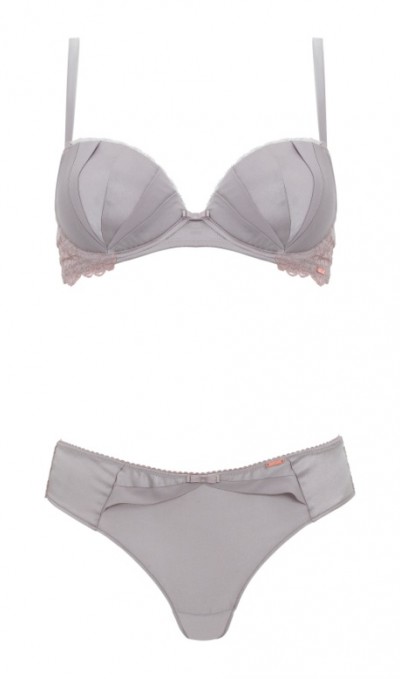 Rosie Huntington - Whiteley携手M&S独家推出全新内衣