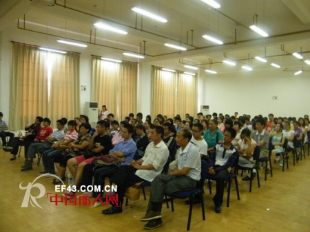 纺织学院发微博,办展览,喜迎新生