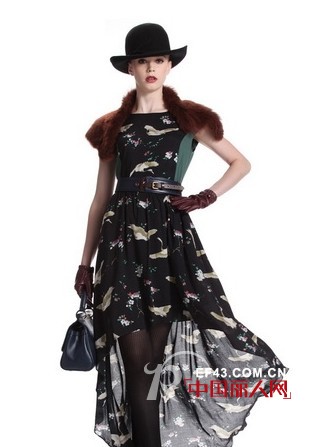 Ochirly欧时力女装2012秋装系列,采用复古印花元素