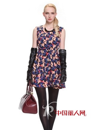 Ochirly欧时力女装2012秋装系列,采用复古印花元素