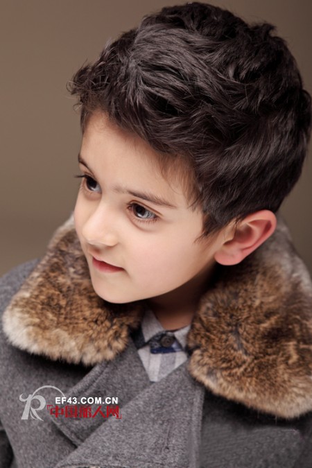 偶飞童装以简雅格调体现自然,纯净的童真感受