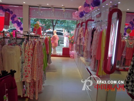 恭祝浪漫春天品牌内衣重庆潼南夏露加盟店开业