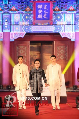 依文携手“爱心衣橱”公益行动举办慈善时装秀