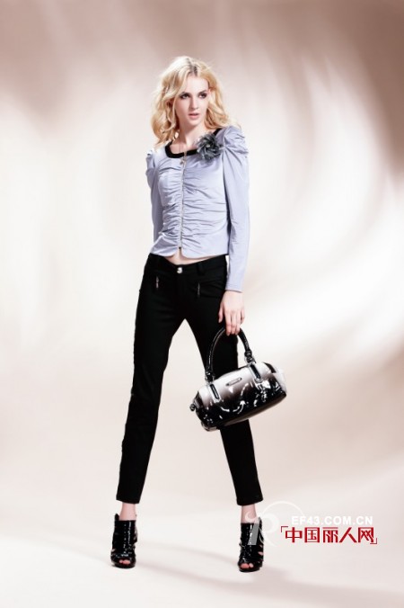 薰奈儿时尚女装 专为优雅浪漫的白领一族设计