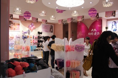 热烈庆祝浪漫季节义乌地下商城旗舰店开业成功