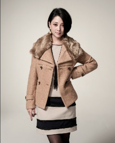 初秋OL搭配  用水彩淡色衬托出清丽气质