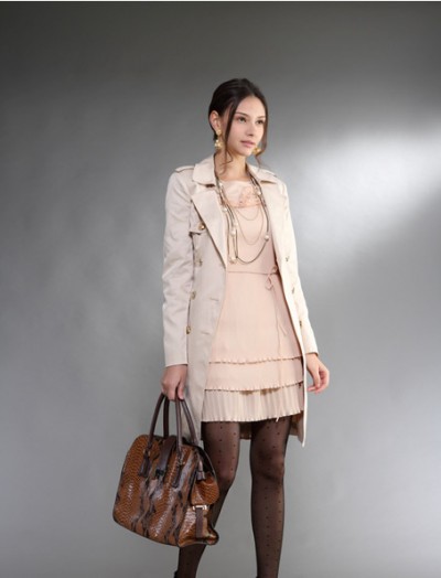 初秋OL搭配  用水彩淡色衬托出清丽气质