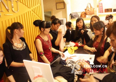 祝贺M1BANU米巴纽快时尚女装福建两店齐开