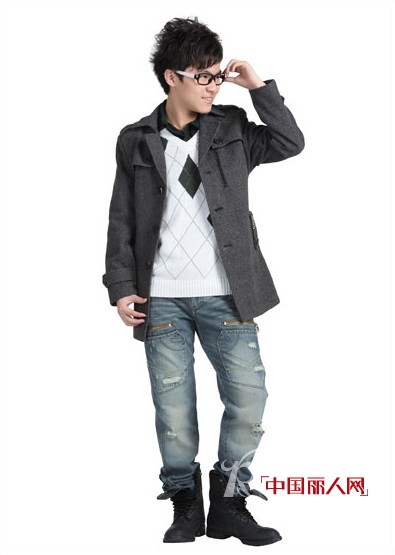 越位少年打造个性化着装  尽显英伦风格