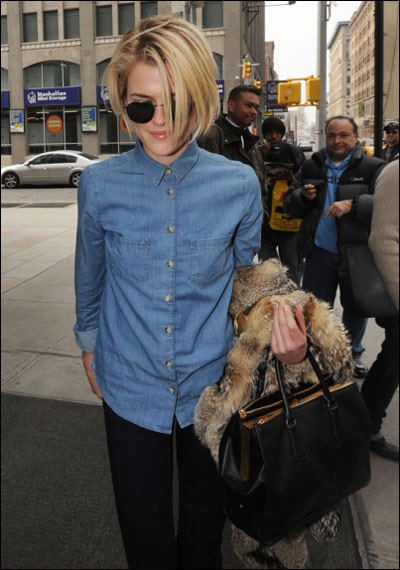 秋季牛仔衬衫巧搭配 增添洒脱的气质