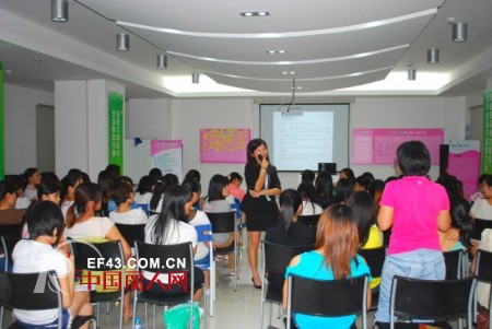 卓娅佳人“秋冬会战 闪耀2013”全国店长特训营深圳站顺利召开