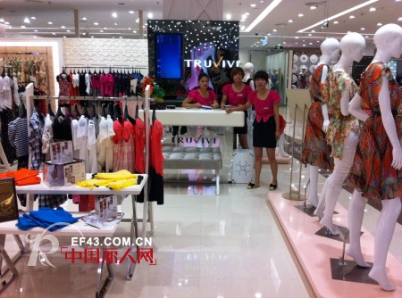 热烈庆祝楚薇薇女装强势进驻佛山锦华路禅城区金山街东方广场