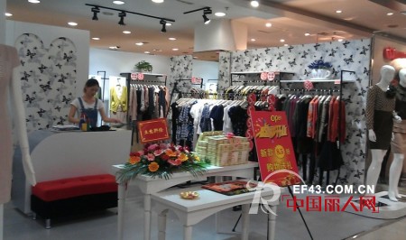 JUML芮玛时尚女装柳州东都百货商场专卖店形象升级 新形象再创新辉煌