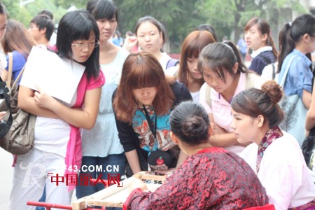 武汉纺织大学服装学院汉绣迎新 承华夏非遗魅力