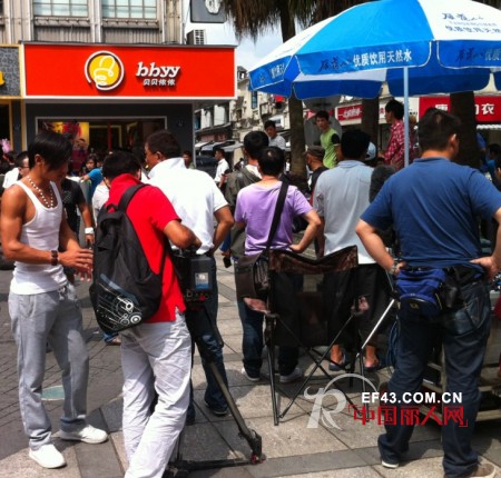 贝贝依依童装入镜浙江省公安厅大型电视连续剧