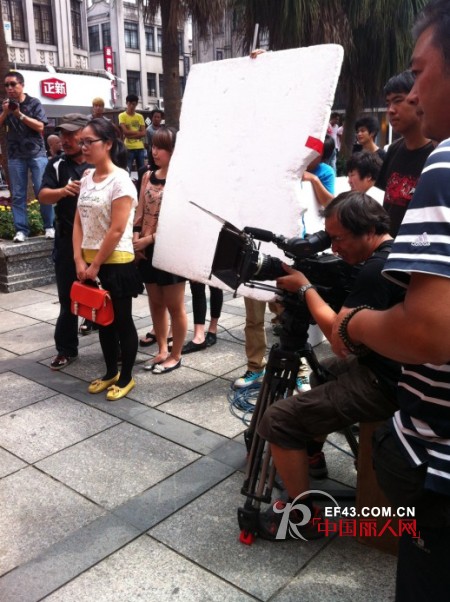 贝贝依依童装入镜浙江省公安厅大型电视连续剧