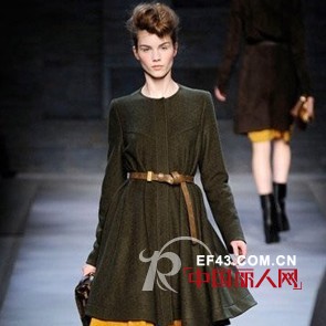 别致腰带打破整体臃肿 系出苗条身材“小蛮腰”