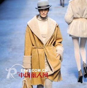 别致腰带打破整体臃肿 系出苗条身材“小蛮腰”