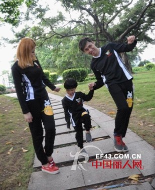 2+1亲子装 真实再现现代都市人对幸福生活的热爱和追求