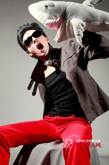 奢华与简约,浪漫与唯美 尽在德古拉男装