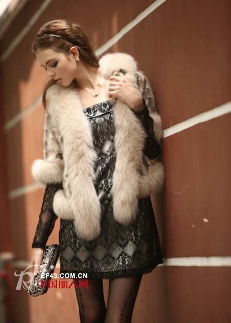 伊珀比迩时尚女装 蕾丝里的低调奢华