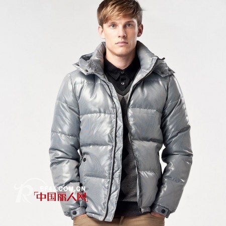 德业羽绒服 冬季街头张扬青春的气息