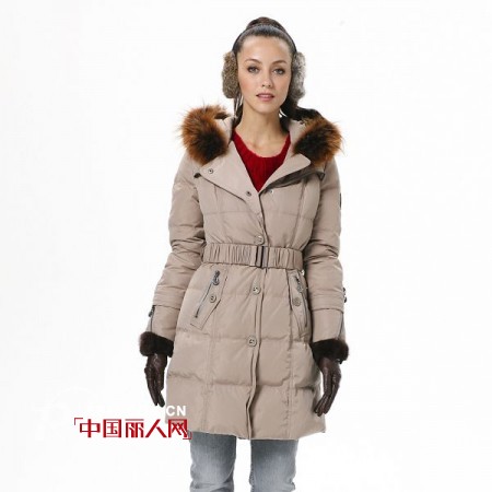 德业羽绒服 冬季街头张扬青春的气息