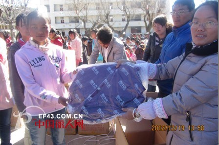 雪中飞“爱心羽绒”,温暖整个冬季