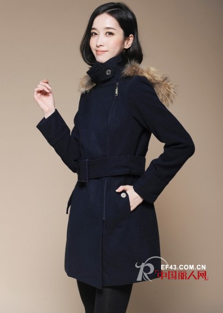 日日美毛呢大衣 缔造轻熟装扮显身材