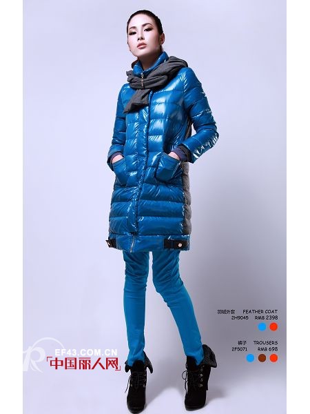 瑞玫尔女装冬款 光感湖蓝绽放冬季街头