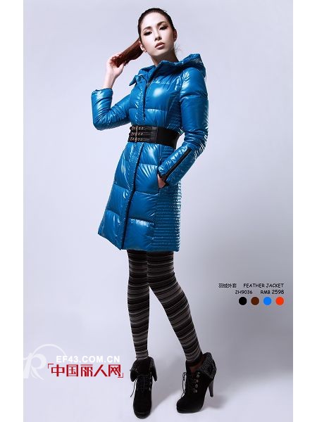 瑞玫尔女装冬款 光感湖蓝绽放冬季街头