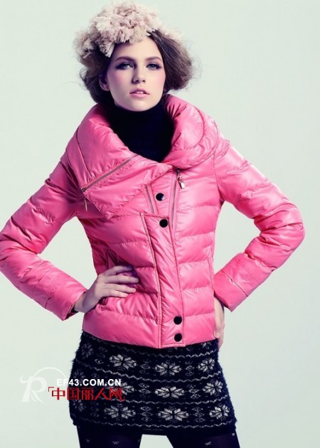 樱子亮金时尚羽绒服  桃红色心机搭配带旺“桃花运”