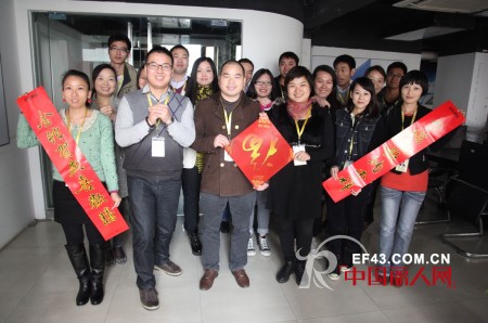 金蛇贺岁喜欢腾 卡琪欢歌纳千祥