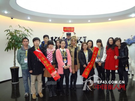 金蛇贺岁喜欢腾 卡琪欢歌纳千祥