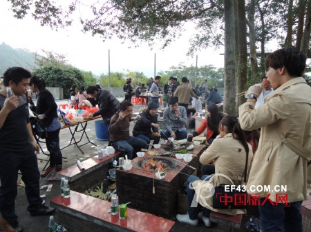 缤蔓女装快乐在行动 举办全体员工户外烧烤活动