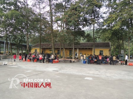 缤蔓女装快乐在行动 举办全体员工户外烧烤活动