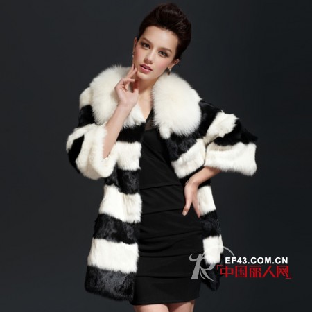岚爵皮草女装 经典色系打造极简奢华风