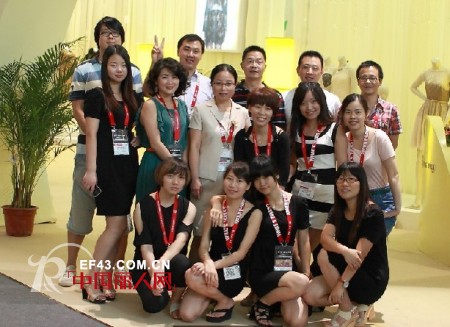 深圳华兴服装有限公司（拉芙妮）恭祝全国人民新年快乐,万事如意