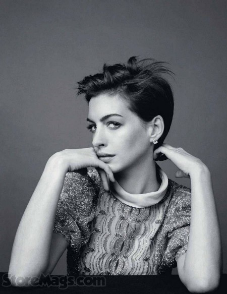 安妮-海瑟薇Bazaar灰色系大片气质阴郁