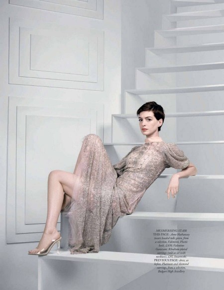 安妮-海瑟薇Bazaar灰色系大片气质阴郁