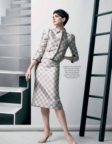 安妮-海瑟薇Bazaar灰色系大片气质阴郁